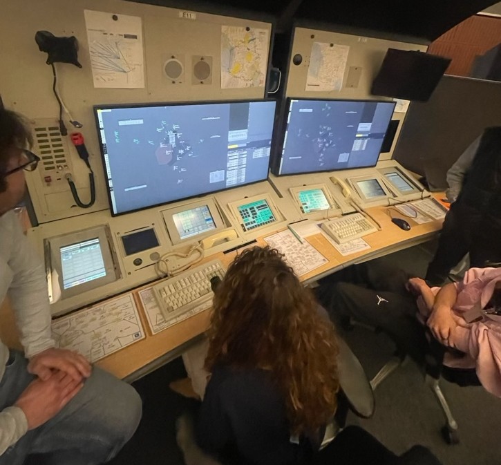 Élèves devant un simulateur