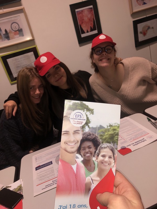 Photo d'élèves lors du don du sang