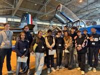 Élève devant un avion